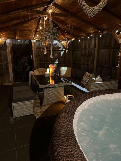 Vila Barn With Hot Tub Goff's Oak Exteriér fotografie